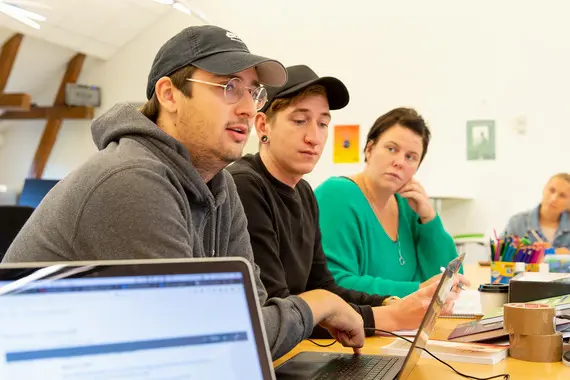 Studenter diskuterar under lektion