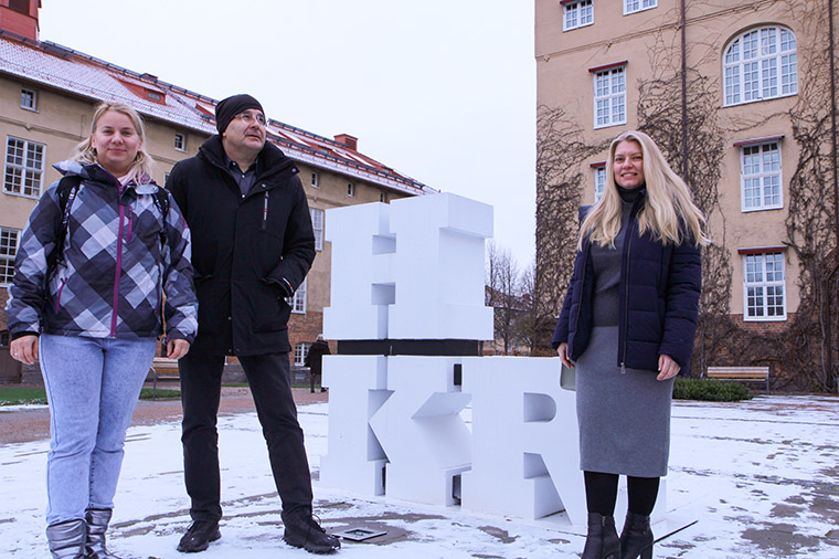 Tack vare nya forskargruppen har Lina Zadorozhnia (vänster) och Yuliya Markuts (höger) från Ukraina nu möjlighet att fortsätta sitt arbete i Sverige, i samarbete med professor Giuseppe Grossi vid Högskolan Kristianstad. 