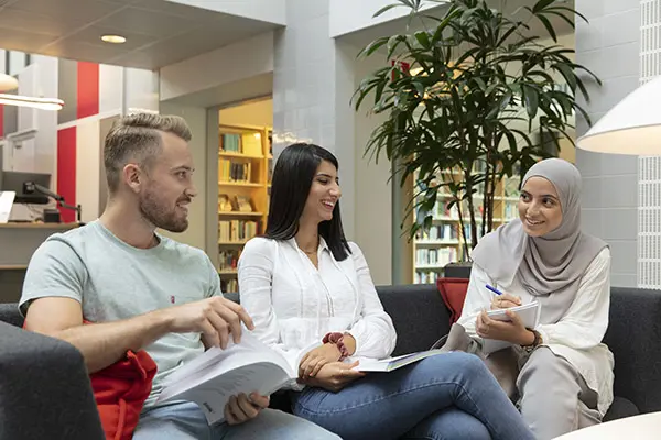 Studenter intervjuar.