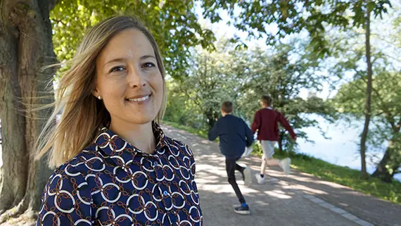 När relationer beskrivs inom vården handlar det ofta om konflikt mellan anställd och chef, men mer fokus behövs på de relationer som faktiskt får människor att må bra, menar Sophie Schön Persson.
