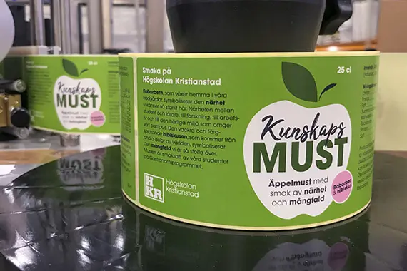 Etikett p&aring; flaska med texten Kunskapsmust. 