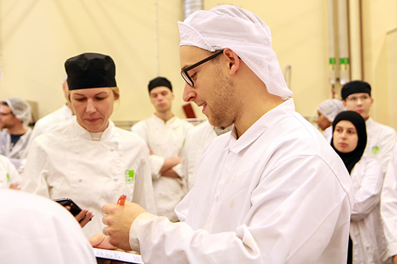 Högskolans laboratorietekniker inom kök och sensorik. Per Magnusson, går igenom mustens väg ner i flaskan.