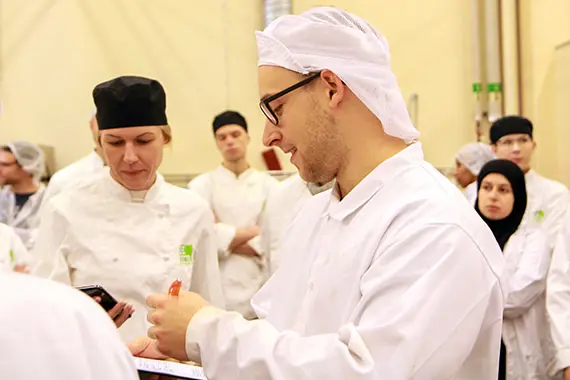 Personer i laboratorie.