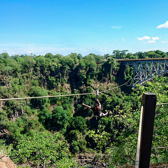 Det går att åka zipline över Zambezifloden vid Victoriafallen, från Zimbabwe till Zambia, men det gäller att ha passet med sig, förklarar Betsy och Helena.
