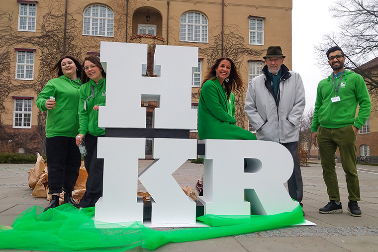 Högskolan Kristianstads nya fotoplats vid hus 4, omringad av studentambassadörer, kommunikationschef Sara Sonesson, och rektor emeritus maximus Kaj Björk.