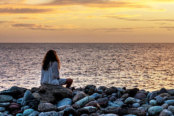 Flicka kopplar av vid havet. Foto: Dino Garmy