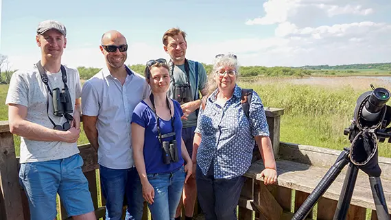 Arasl&ouml;vssj&ouml;n var sista stoppet f&ouml;r exkursionen tillsammans med de franska forskarna. Fr&aring;n v&auml;nster: P&auml;r S&ouml;derquist, Olivier Boutron, Marion Vittecoq, Johan Elmerg, Ann-Sofi Rehnstam-Holm.  