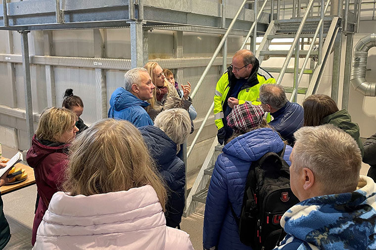 Delegationen från Lettland och Litauen guidas runt i Degebergas nya reningsverk av Stefan Borg, VA-tekniker i Kristianstad kommun.