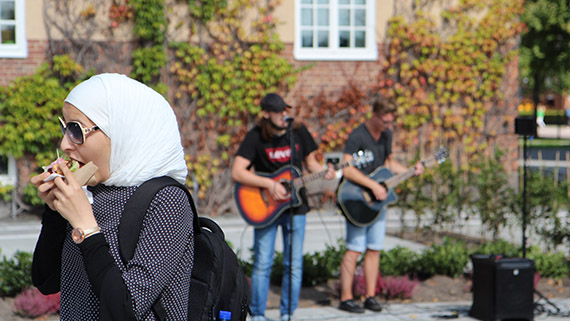 Jocke och Billy från C4-gymnasiet bjöd på stämsång och gitarr.