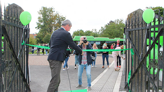 Rektor Håkan Pihl klipper bandet och inviger officiellt det nya Kunskapstorget.