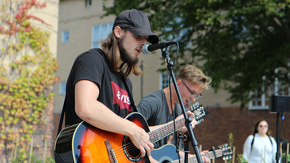 Jocke och Billy från C4-gymnasiet bjöd på stämsång och gitarr.