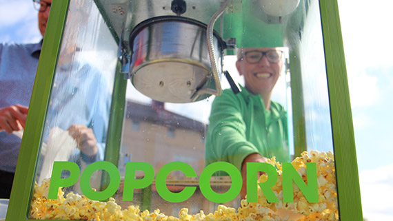 Högskolans egen popcornmaskin levererade tilltugg.