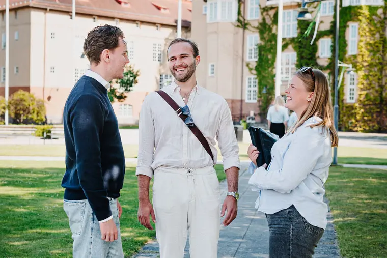 Studenter på campus.