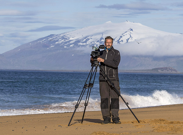 Naturfilmaren Patrik Olofsson under inspelning på Island.