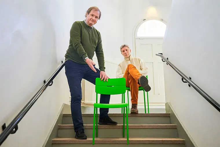 Pär Pettersson och Ulf Ericsson i trapphus.
