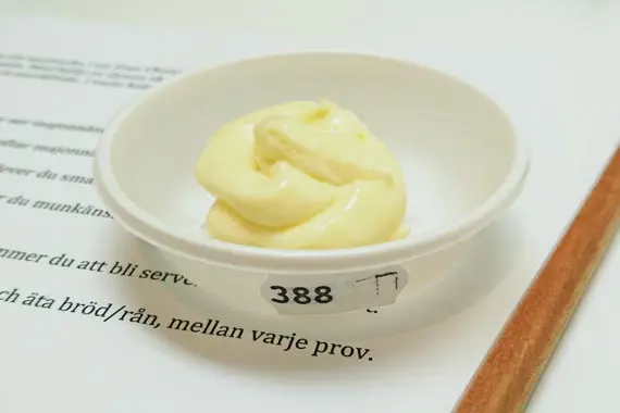Majonn&auml;s i en sk&aring;l.