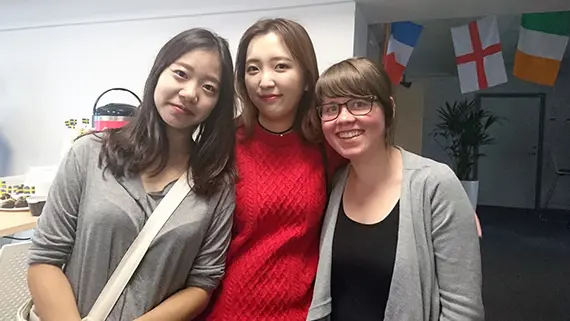 Bild p&aring; Koreanska TV-teamet och gastronomistudenten Emelie Gustavsson.