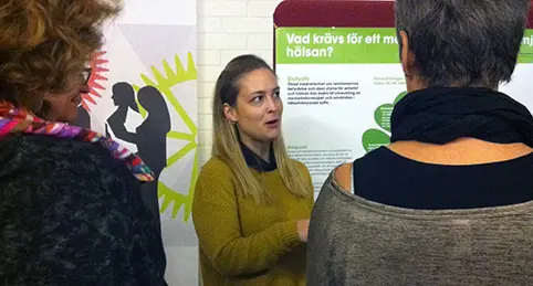 Sophe Schön Persson berättar som sina resultat för intresserade konferensdeltagare.