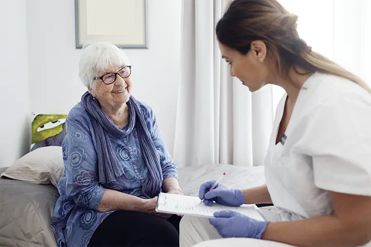 Sjuksk&ouml;terska med patient.