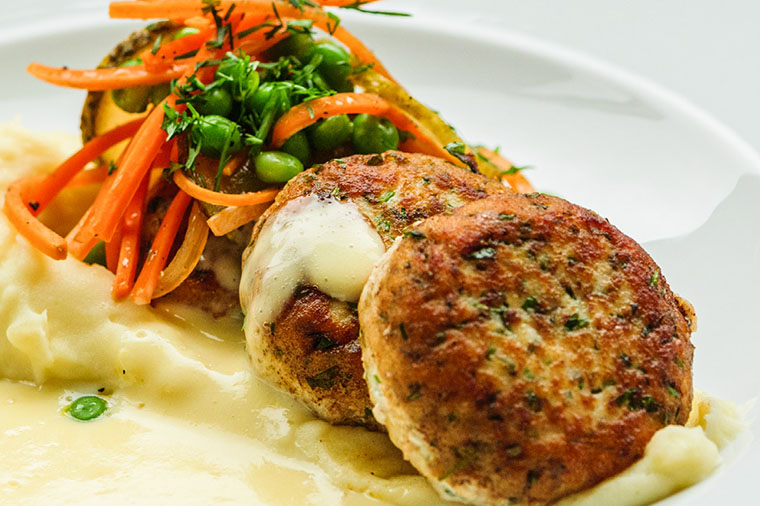 Lyxiga braxbullar med potatispuré, reducerad gräddsås och syrlig morot- och ärtsallad.