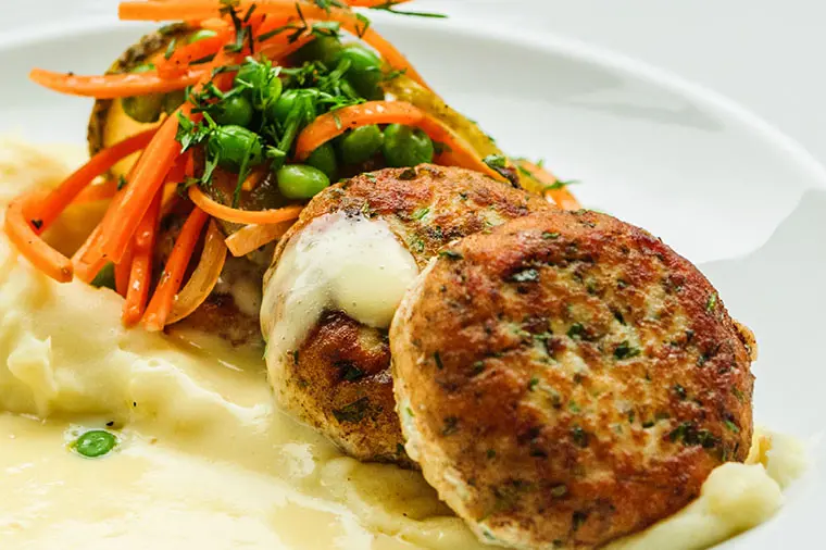 Lyxiga braxbullar med potatispur&eacute;, reducerad gr&auml;dds&aring;s och syrlig morot- och &auml;rtsallad.