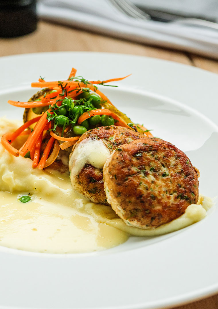 Lyxiga braxbullar med potatispuré, reducerad gräddsås och syrlig morot- och ärtsallad.