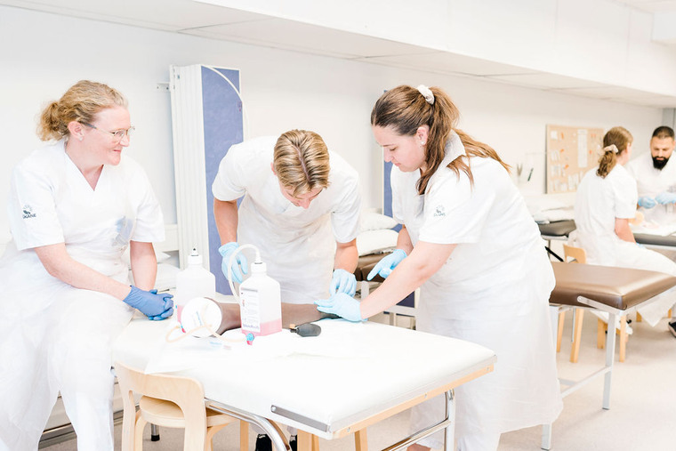 Sjuksköterskestudenter i metodrummet.
