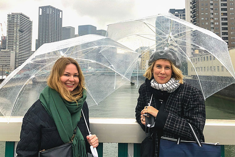Studenterna Maja Pinter och Caroline Lövqvist med paraply i Osaka