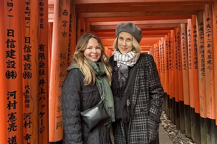 Maja Pinter och Caroline Lövqvist besöker Fushimi Inari-taisha i Kyoto.