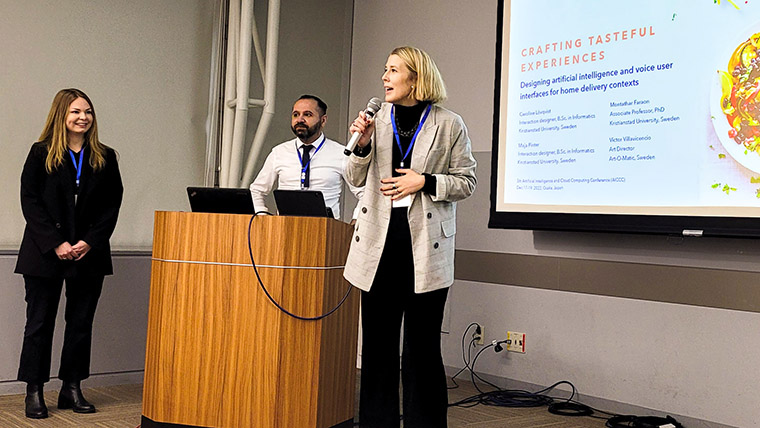 Studenterna Maja Pinter och Caroline Lövqvist presenterade sin forskningsartikel tillsammans med sin lärare Montathar Faraon på 5th Artificial Intelligence and Cloud Computing Conference 2022 i Osaka.