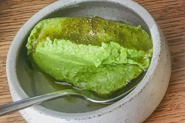 Nässelhummus i skål.