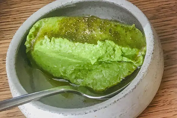 N&auml;sselhummus i sk&aring;l.