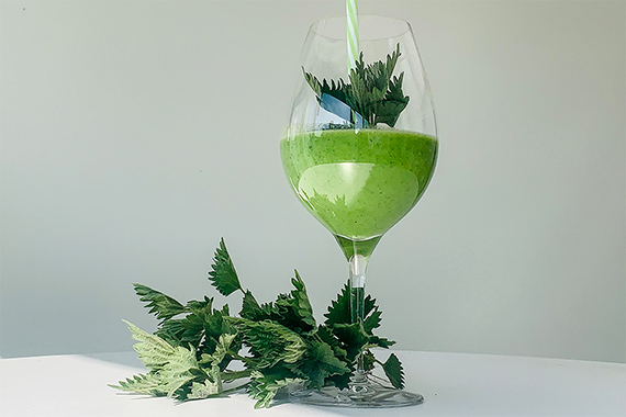 Grön smoothie i vinglas. 