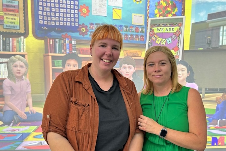 Elin och Sofia framför avatarer