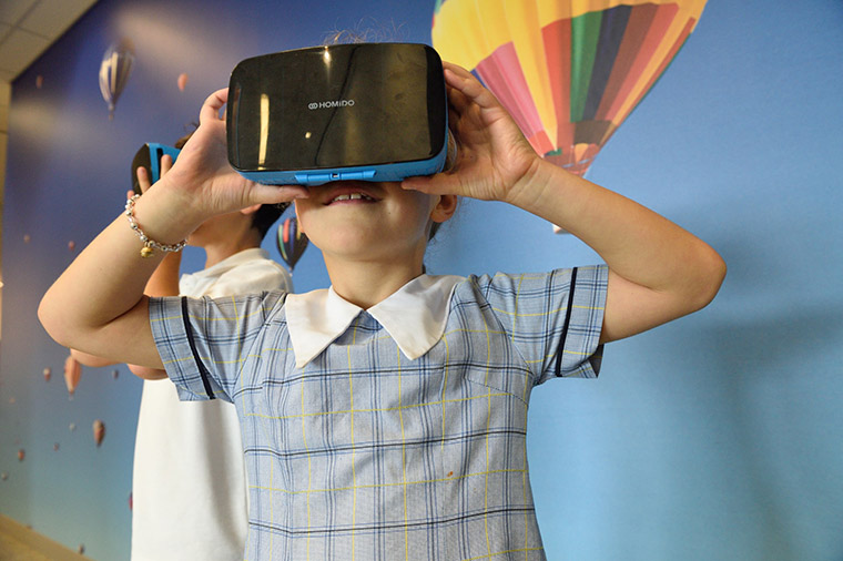 Barn med VR-glasögon.
