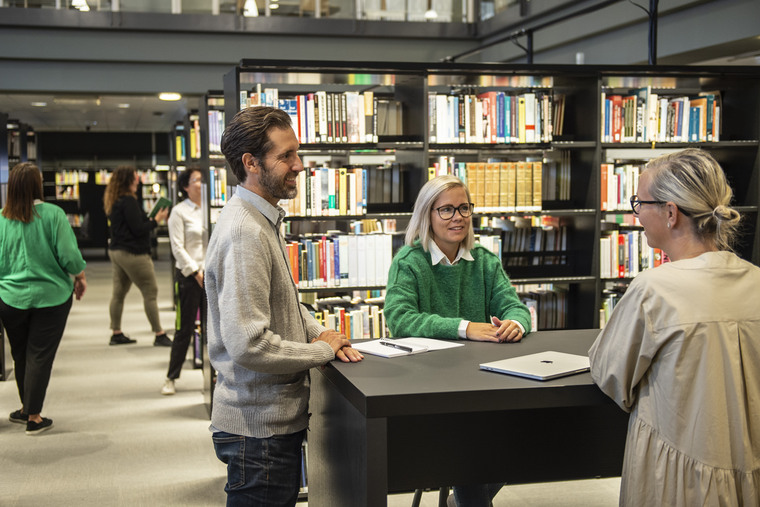 Medarbetare i högskolans bibliotek. 