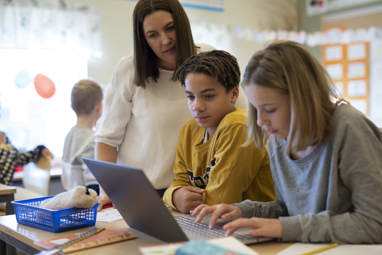 Lärare hjälper elever