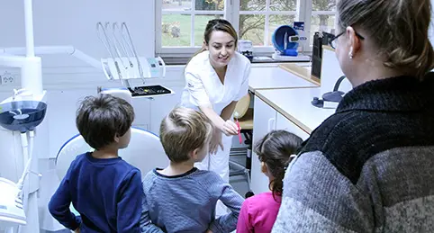 Studenten Aya Qocei låter barnen känna på verktygen och svarar glatt på alla frågor.