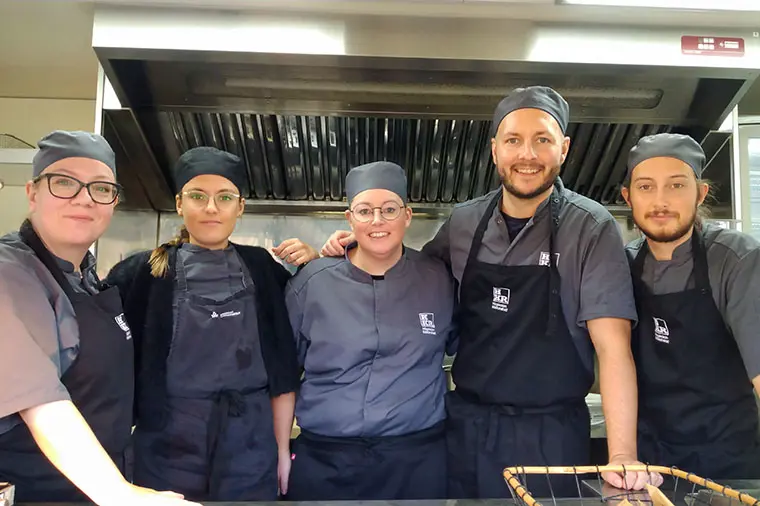 G&auml;nget bakom &rdquo;gastro bean chili&rdquo;, fr&aring;n v&auml;nster: Thora Hjartard&oacute;ttir, Nicole Millward, Emma Andersson, Adam Str&ouml;mgren och Elias Dissing.