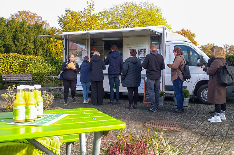 Kön blev snabbt lång utanför gastronomistudenternas lånade foodtruck.