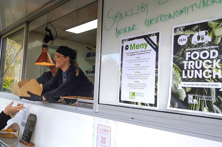 Nicole Millward serverar en gastro bean chili med nybakat naanbröd, picklad rödlök och grillad majs.