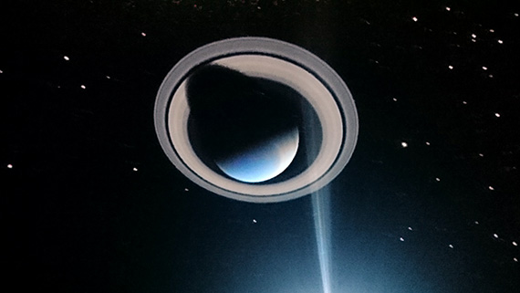 I planetariet kan eleverna resa med på en rymdfärd genom Saturnus ringar.