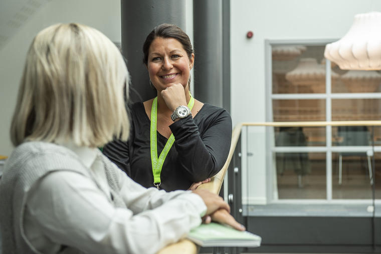 Två personer samtalar.