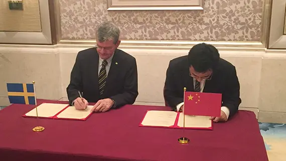 Rektor H&aring;kan Pihl skriver under samarbetsavtalet tillsammans med Xiaojun Yan, vice president p&aring; Ningbo University.