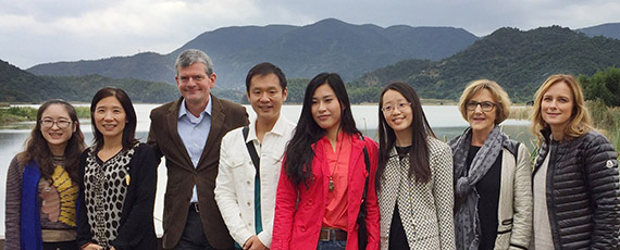 Den svenska delegationen i gamla staden Ming He. Från vänster: Li Yan, Lin Cai , rektor Håkan Pihl, Zhuo Zhan/Eric (alumn), Siwen Zhou (alumn), Jingjing Xu/Jenny (alumn), vicerektor Lena Person och Lise-Lotte Nilsson. Bakom kameran: Erling Emsfors.
