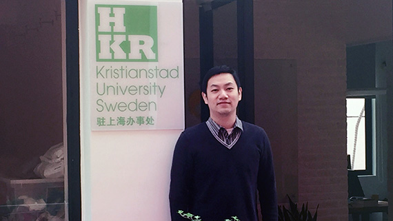 Alumnen Nathan Lin utanför sitt kontor, som även är Högskolan Kristianstads officiella representationskontor i Asien.