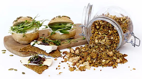 Frukost med insekter i: frukostbröd, fröknäcke och granola.