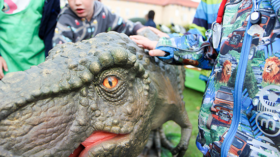 Många barn ville klappa den häftiga robotdinosaurien T-rex.
