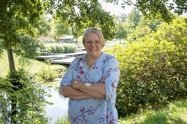 Kommunhuset är hennes nya arbetsplats, men Karoline Mattsson njuter gärna av miljön och grönskan utomhus. Sedan i maj är hon Olofströms miljösamordnare och landsbygdsutvecklare.
