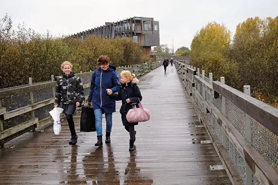 Kvinna med barn på bron till Naturum.